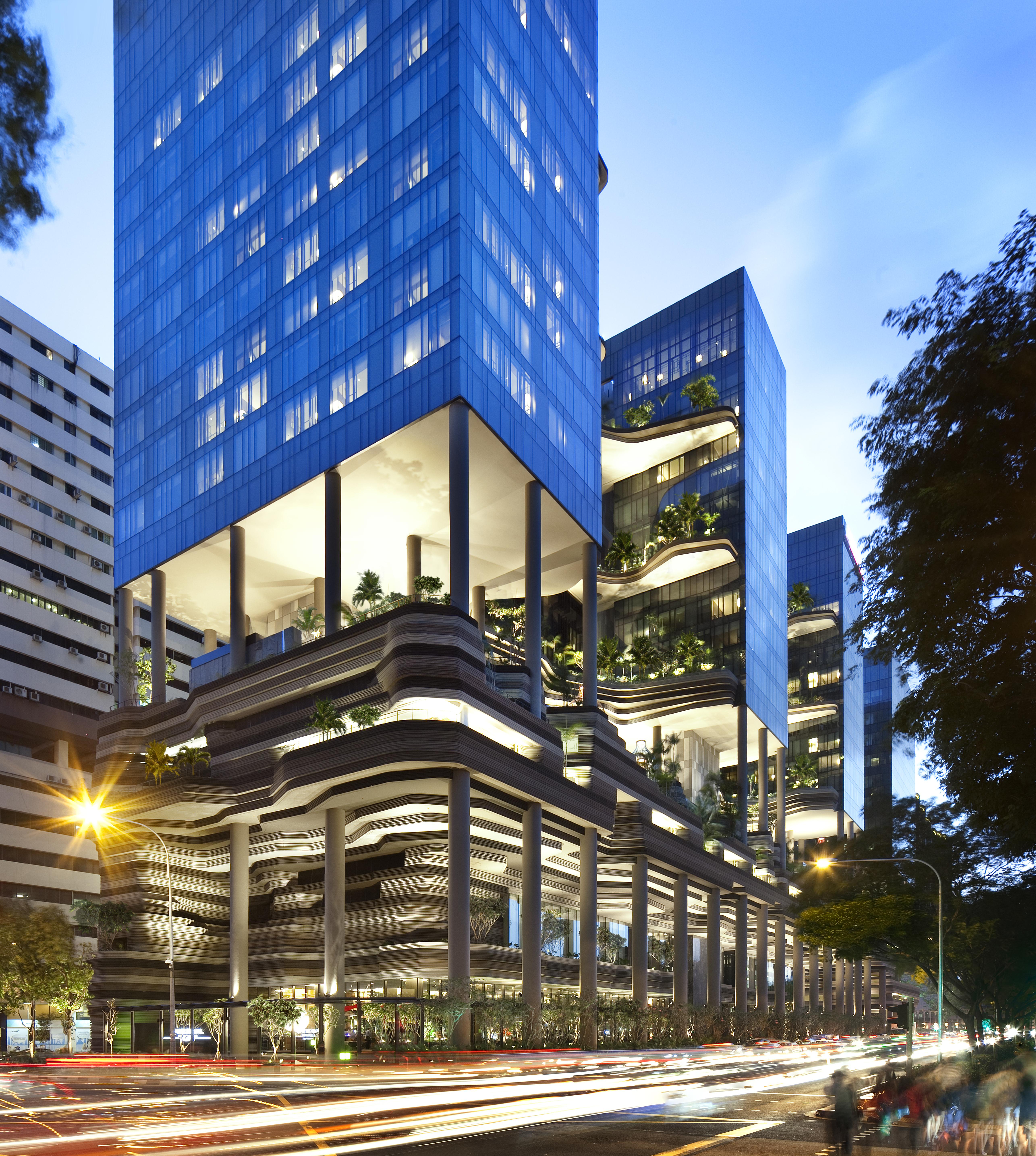 新加坡皮克林宾乐雅臻选酒店 外观 照片 The photo shows a modern architectural complex featuring multiple tall buildings with sleek glass facades. The design incorporates various levels and terraces, showcasing greenery and plants integrated into the structure. The lower portion of the bui