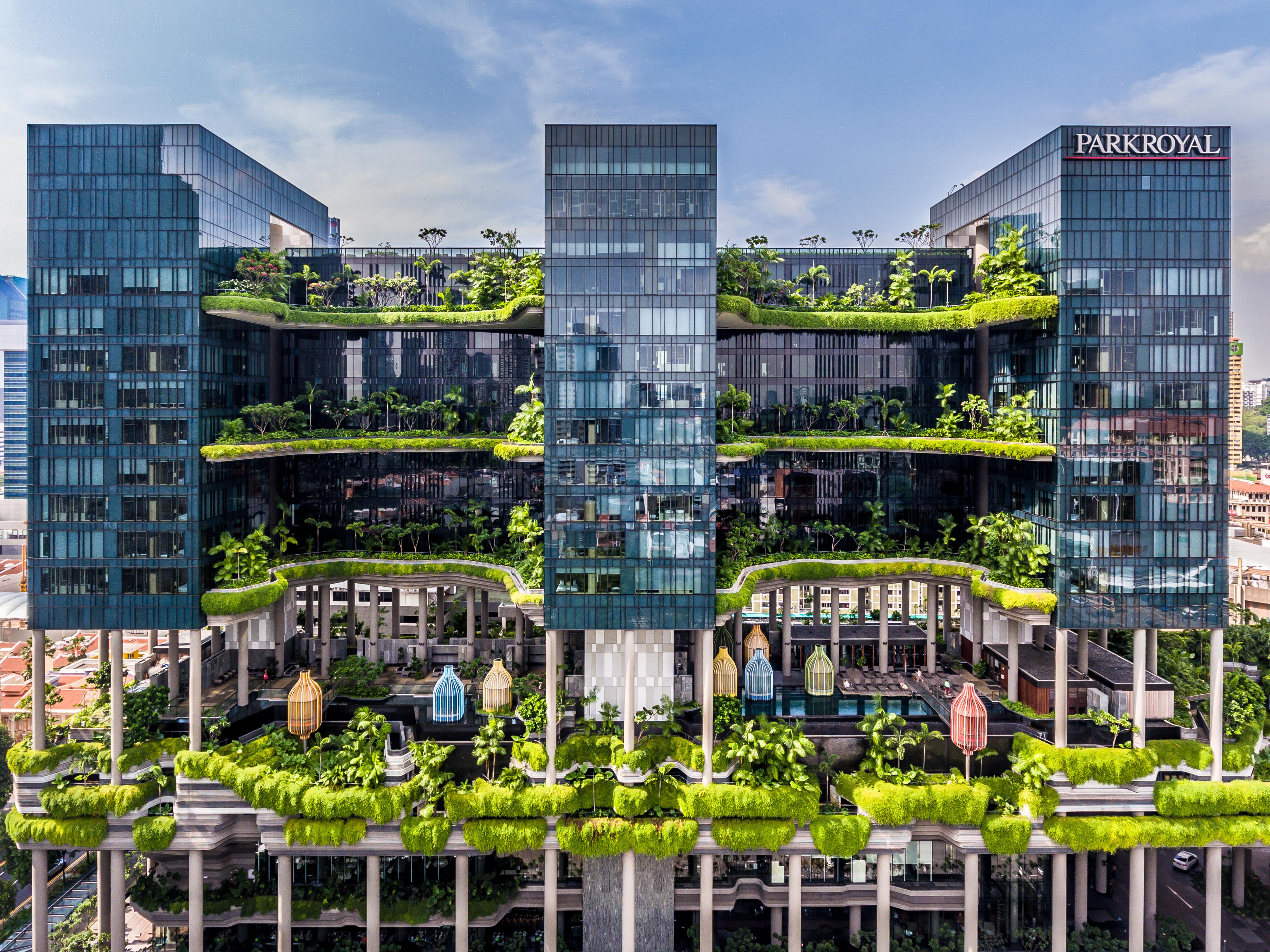 新加坡皮克林宾乐雅臻选酒店 外观 照片 The photo shows the PARKROYAL Collection hotel in Singapore, notable for its distinctive architecture featuring vertical gardens and lush greenery. The building has multiple levels with open terraces adorned with plants, creating a vibrant, eco-frien