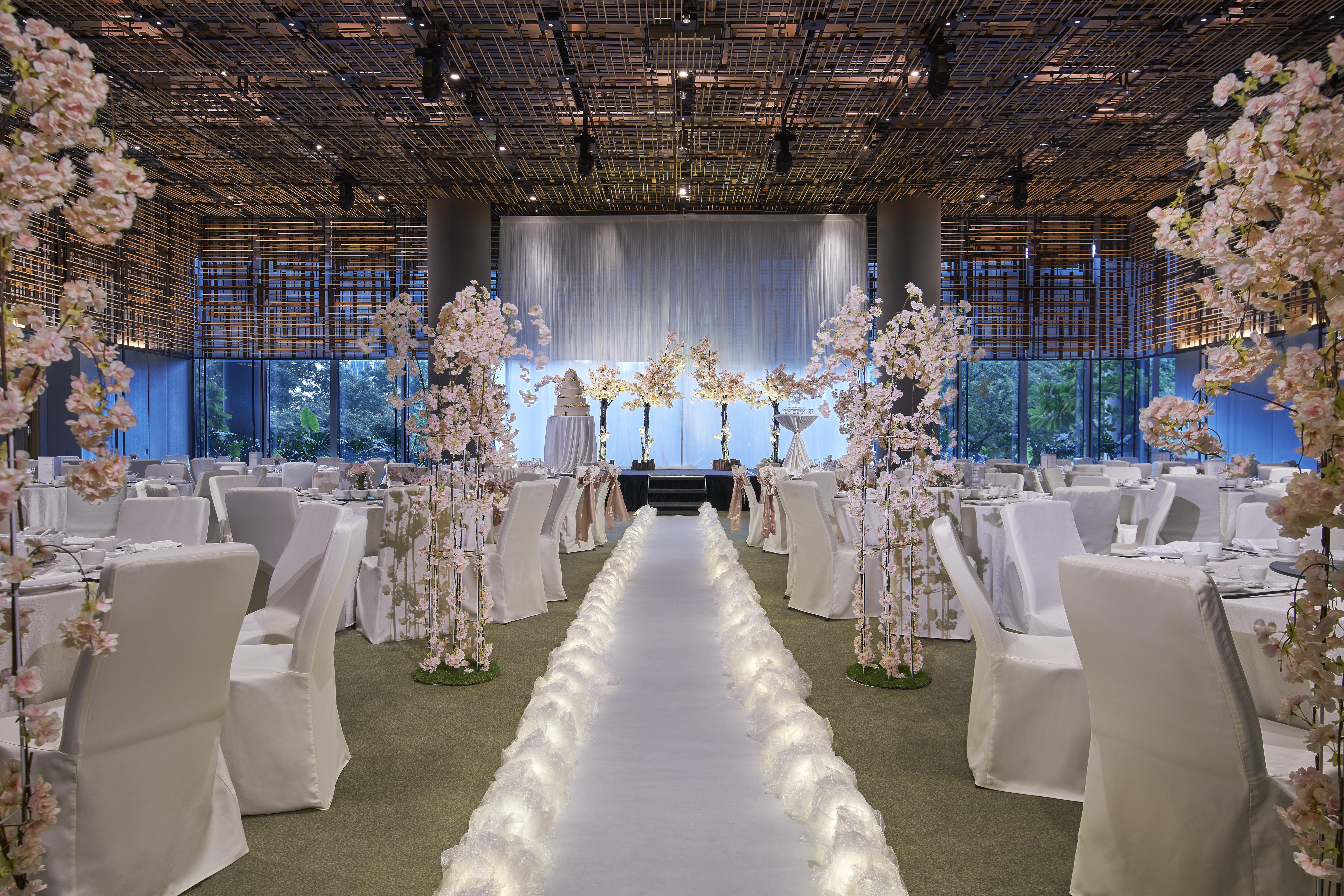 新加坡皮克林宾乐雅臻选酒店 外观 照片 The photo showcases an elegantly decorated indoor venue, likely set up for a wedding or formal event. The space features tables draped in white cloths, with surrounding chairs that match. 

A prominent aisle runs down the center, illuminated by soft 