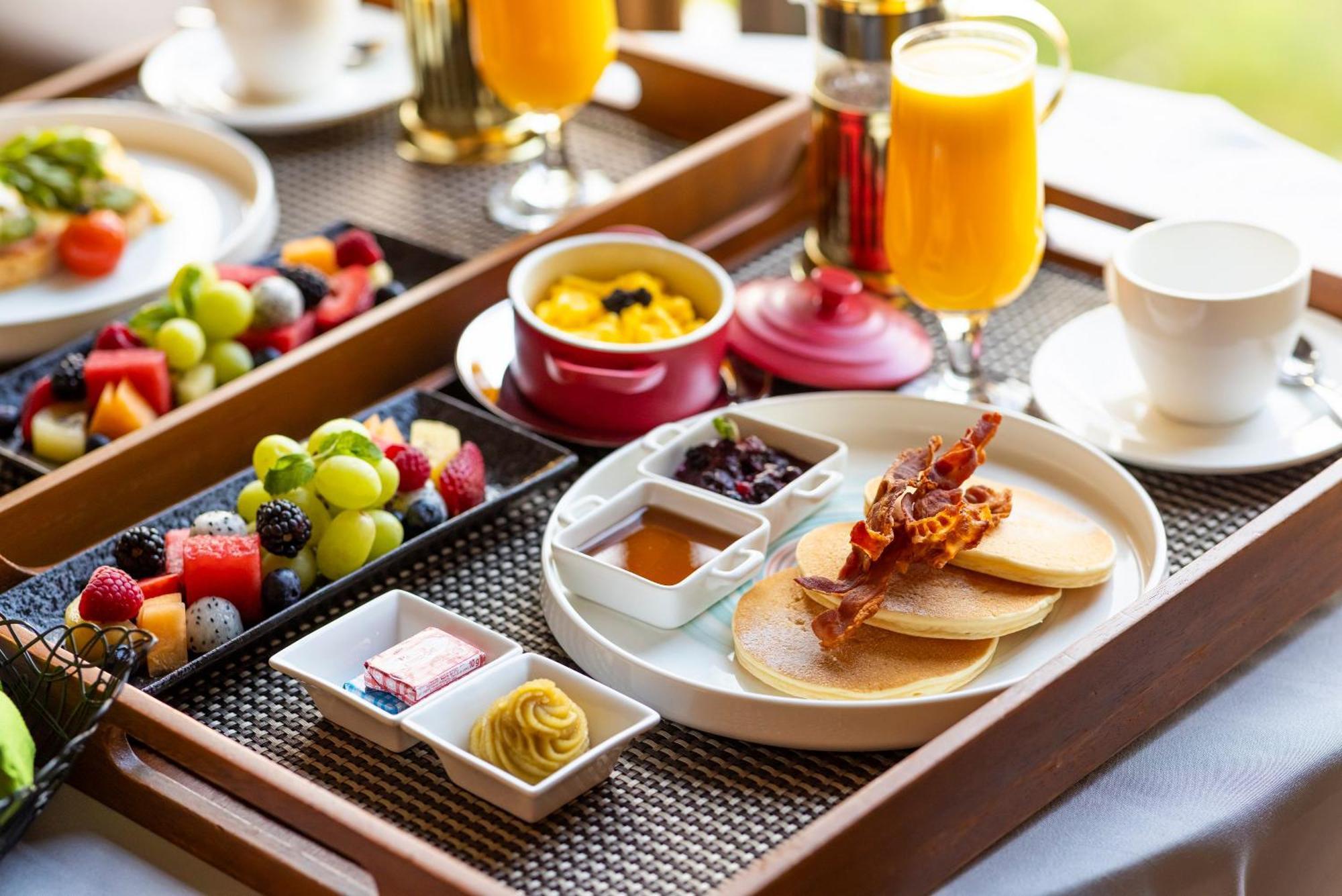 新加坡皮克林宾乐雅臻选酒店 外观 照片 The photo shows a beautifully arranged breakfast tray. It includes:

- A stack of pancakes served with crispy bacon.
- Small bowls of syrup and fruit preserves.
- Slices of fresh fruit, including a variety of berries and grapes.
- A small dish with w